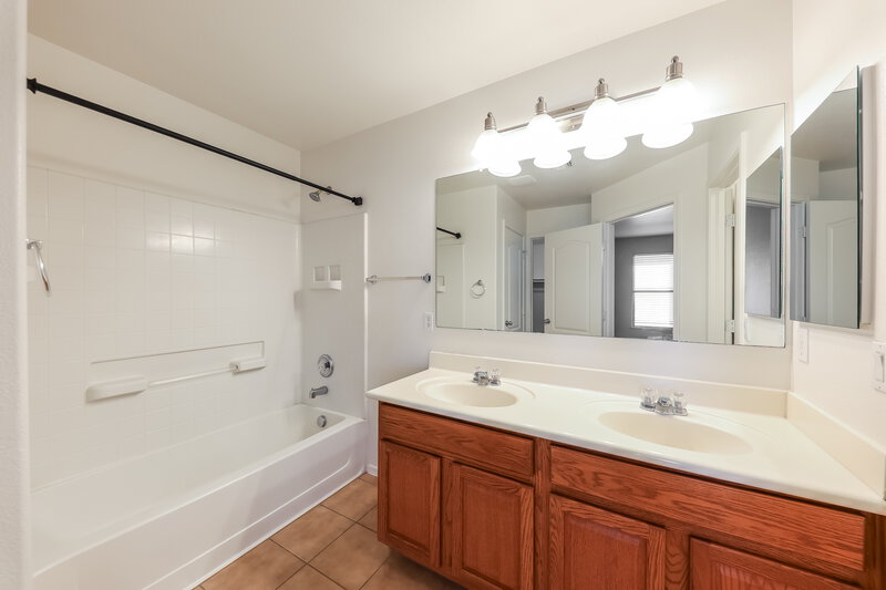 1,800/Mo, 17746 W Red Bird Rd Surprise, AZ 85387 Main Bathroom View