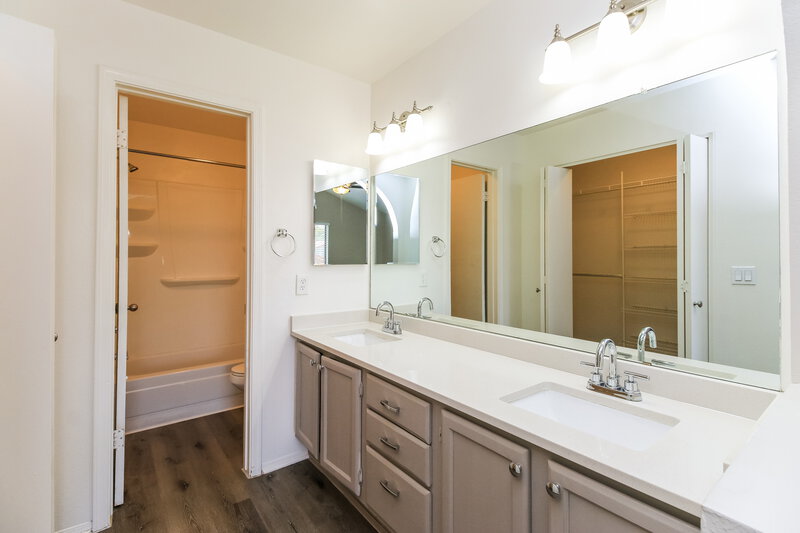 2,555/Mo, 518 N Granite St Gilbert, AZ 85234 Main Bathroom View