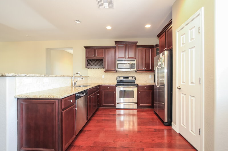 2,325/Mo, 2534 W Beverly Rd Phoenix, AZ 85041 Kitchen View