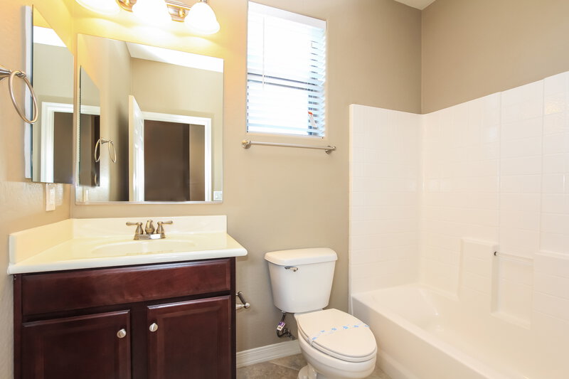 2,325/Mo, 2534 W Beverly Rd Phoenix, AZ 85041 Master Bathroom View