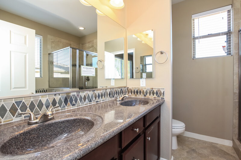 2,325/Mo, 2534 W Beverly Rd Phoenix, AZ 85041 Bathroom View