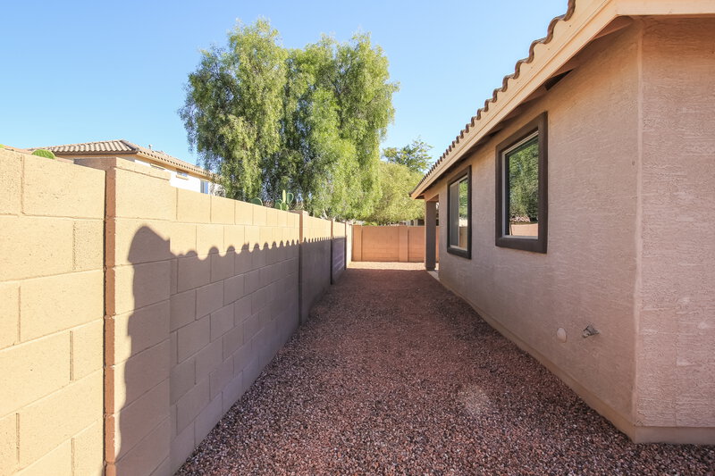 2,325/Mo, 2534 W Beverly Rd Phoenix, AZ 85041 Rear View 2