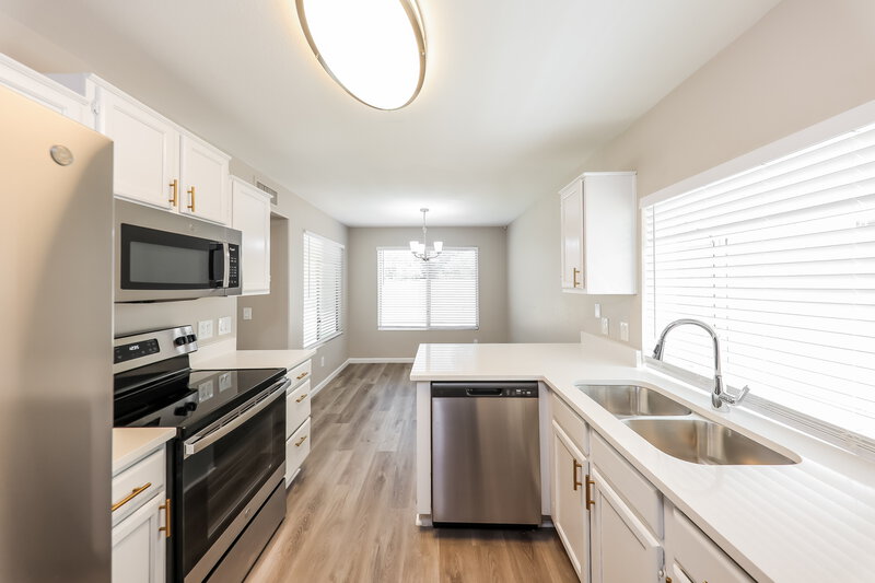 2,120/Mo, 3630 W Escuda Dr Glendale, AZ 85308 Kitchen View 2