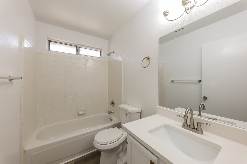 2,120/Mo, 3630 W Escuda Dr Glendale, AZ 85308 Bathroom View