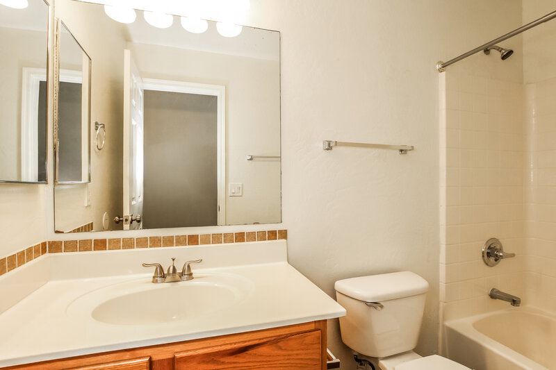 2,000/Mo, 15109 W Adams St Goodyear, AZ 85338 Bathroom View