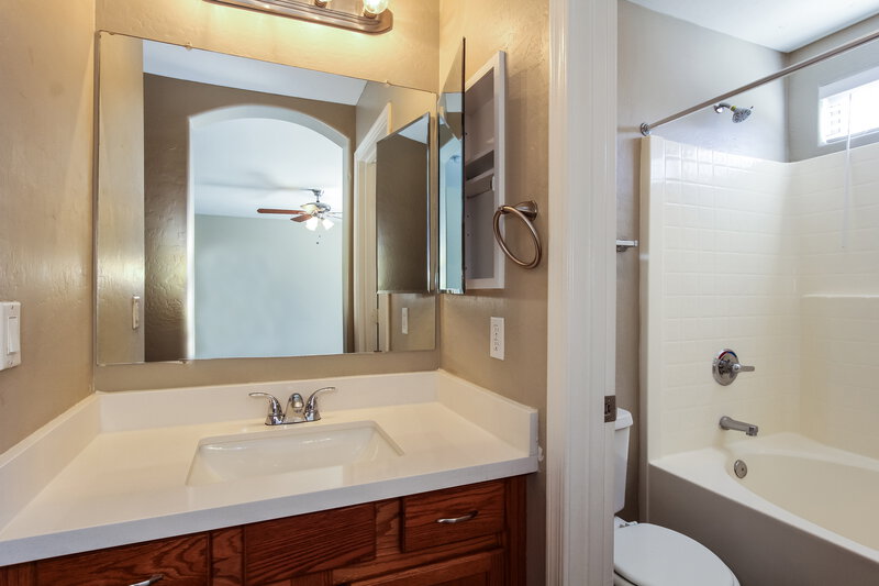 1,975/Mo, 2415 W Maldonado RD Phoenix, AZ 85041 Main Bathroom View