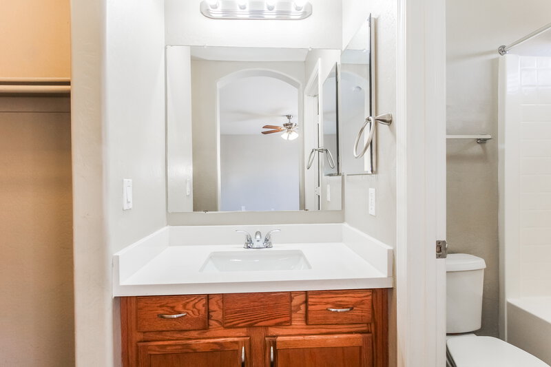 1,950/Mo, 2415 W Maldonado RD Phoenix, AZ 85041 Main Bathroom View