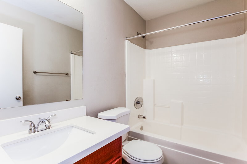 1,950/Mo, 2415 W Maldonado RD Phoenix, AZ 85041 Main Bathroom View 2