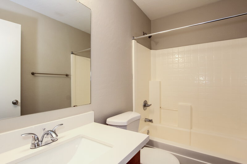 1,975/Mo, 2415 W Maldonado RD Phoenix, AZ 85041 Bathroom View