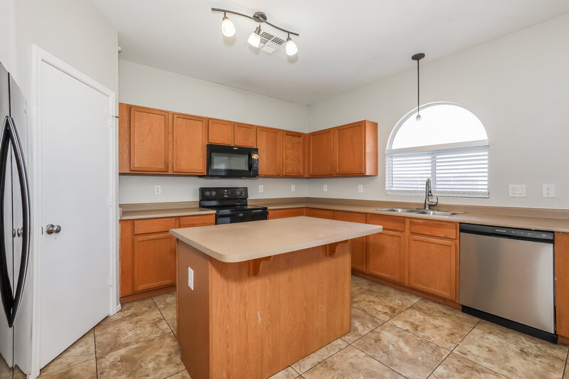 1,830/Mo, 4836 E Meadow Lark Way San Tan Valley, AZ 85140 Kitchen View 2