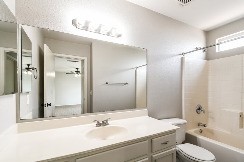 2,355/Mo, 493 E Harrison St Chandler, AZ 85225 Main Bathroom View
