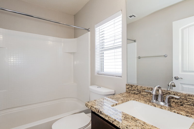 2,275/Mo, 10320 W Devonshire Ave Phoenix, AZ 85037 Bathroom View
