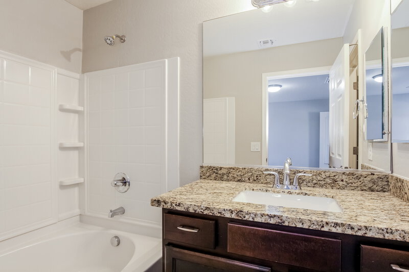 2,275/Mo, 10320 W Devonshire Ave Phoenix, AZ 85037 Bathroom View 2