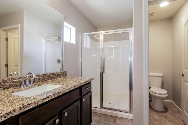 2,275/Mo, 10320 W Devonshire Ave Phoenix, AZ 85037 Bathroom View 3