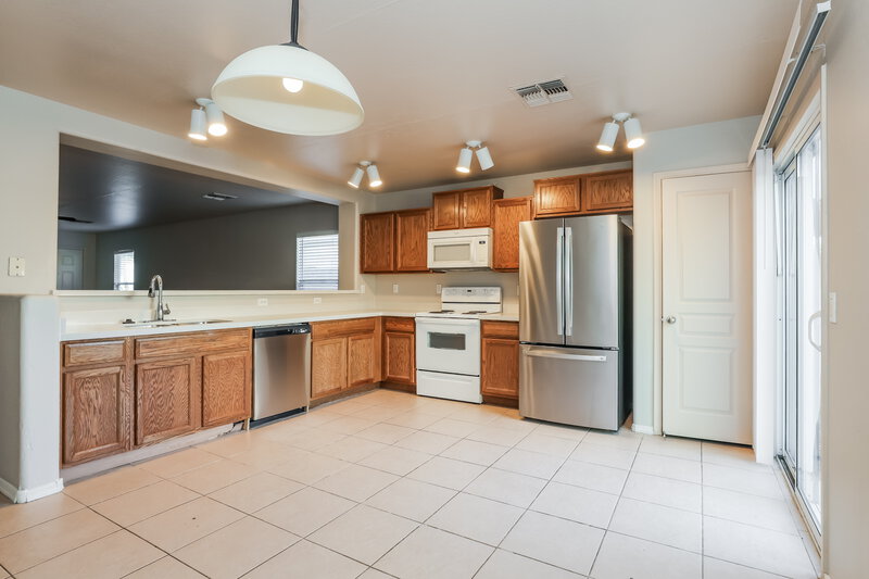 1,740/Mo, 4090 East Silverbell Road San Tan Valley, AZ 85143 Kitchen View