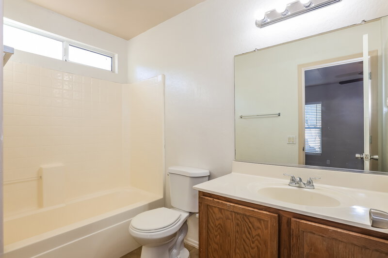 1,740/Mo, 4090 East Silverbell Road San Tan Valley, AZ 85143 Main Bathroom View
