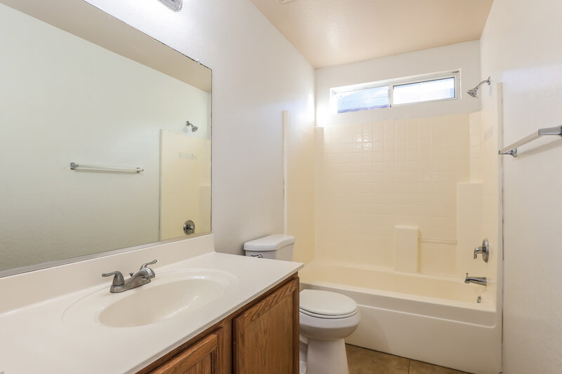 1,740/Mo, 4090 East Silverbell Road San Tan Valley, AZ 85143 Bathroom View