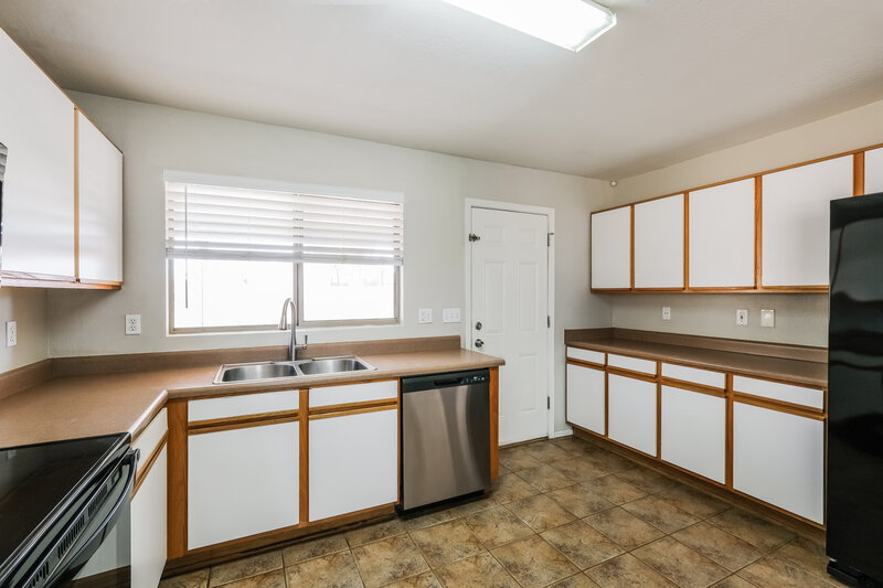 1,825/Mo, 15843 W Woodlands Ave Goodyear, AZ 85338 Kitchen View 2