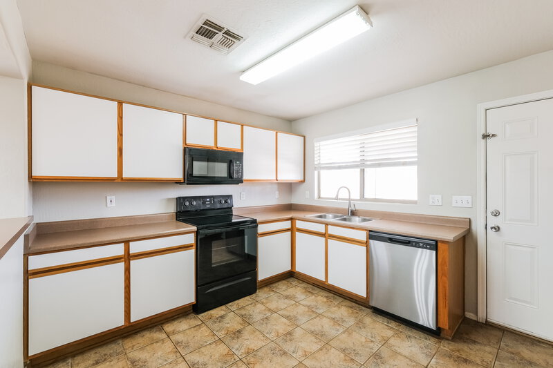 1,825/Mo, 15843 W Woodlands Ave Goodyear, AZ 85338 Kitchen View 3