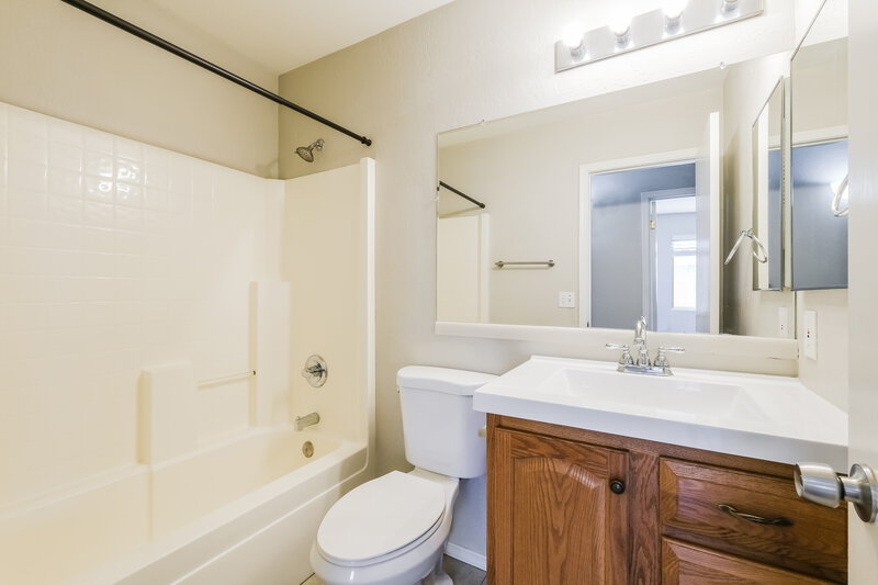 1,825/Mo, 15843 W Woodlands Ave Goodyear, AZ 85338 Main Bathroom View