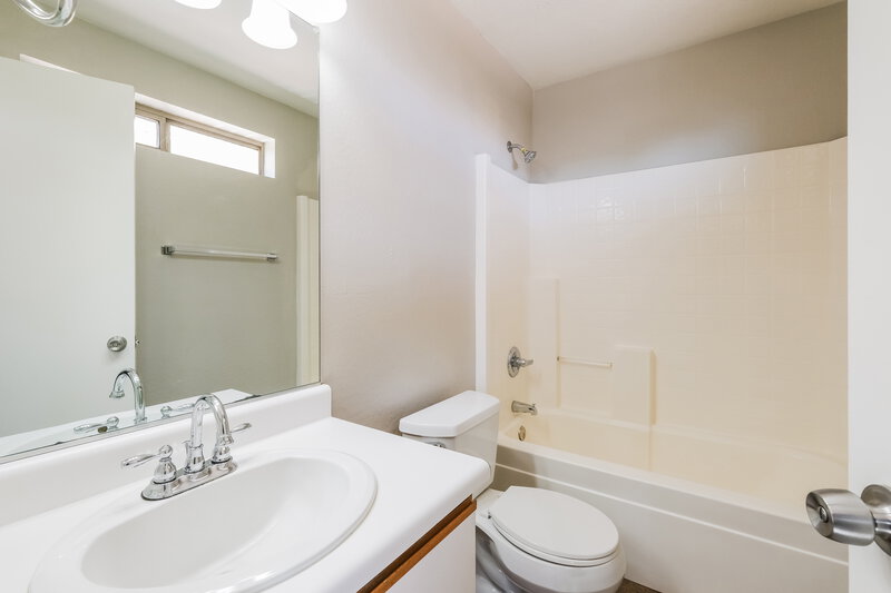 1,825/Mo, 15843 W Woodlands Ave Goodyear, AZ 85338 Bathroom View