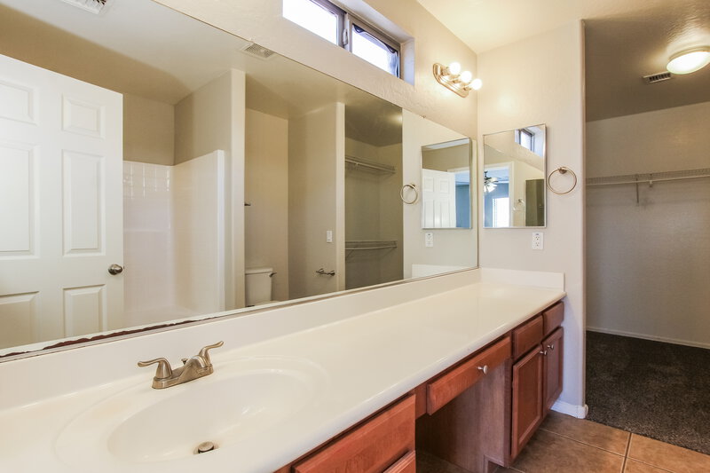 2,525/Mo, 8616 W Superior Ave Tolleson, AZ 85353 Main Bathroom View