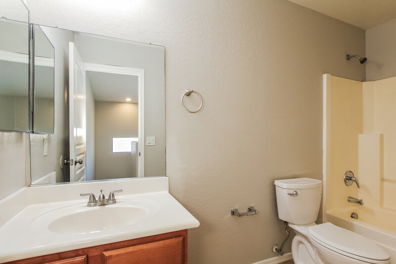 2,525/Mo, 8616 W Superior Ave Tolleson, AZ 85353 Bathroom View 2