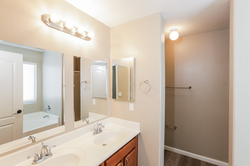2,155/Mo, 10925 W Taft St Phoenix, AZ 85037 Main Bathroom View