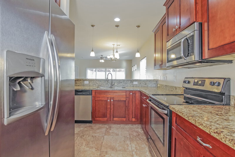 1,945/Mo, 404 W Latona Rd Phoenix, AZ 85041 Kitchen View