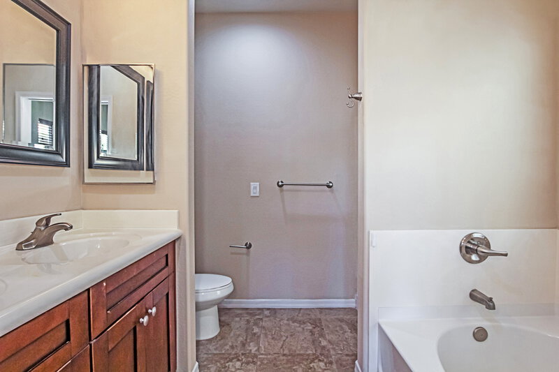 1,945/Mo, 404 W Latona Rd Phoenix, AZ 85041 Main Bathroom View