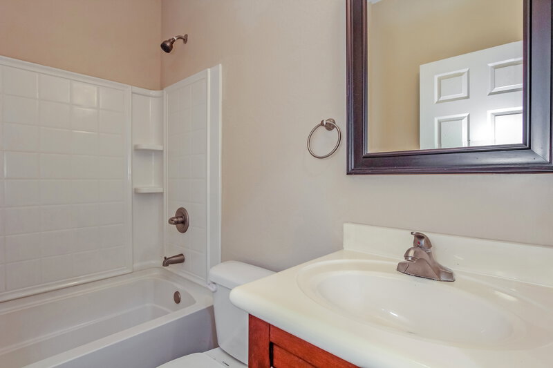 1,945/Mo, 404 W Latona Rd Phoenix, AZ 85041 Bathroom View