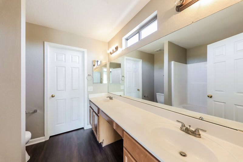 2,070/Mo, 12542 W Lisbon Ln El Mirage, AZ 85335 Main Bathroom View