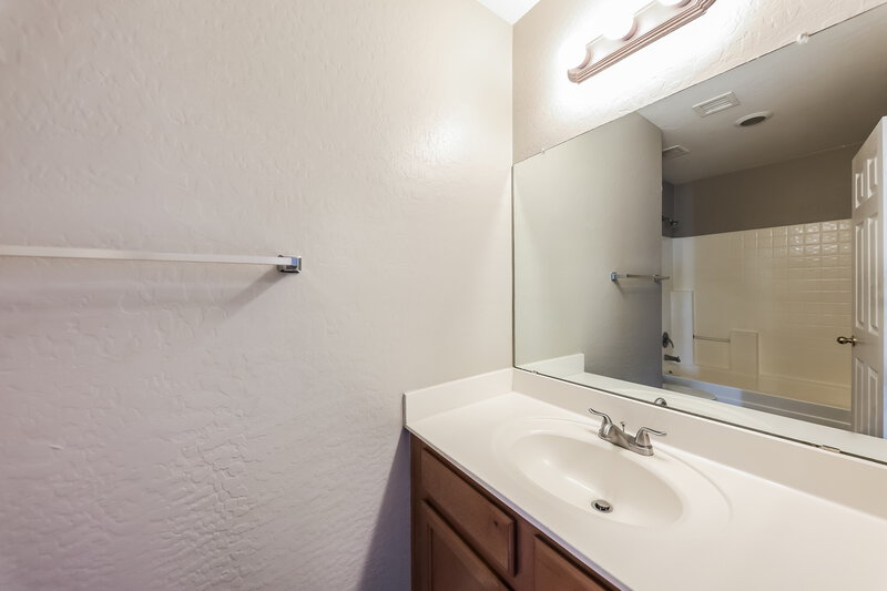 2,070/Mo, 12542 W Lisbon Ln El Mirage, AZ 85335 Bathroom View