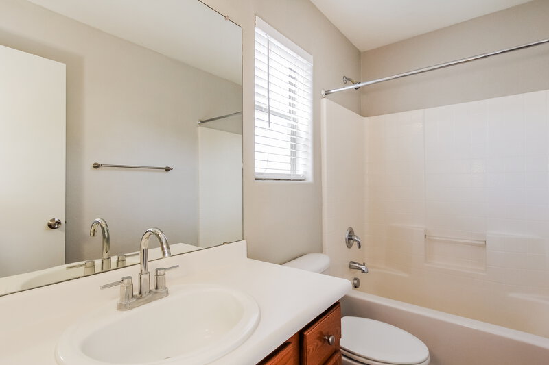1,955/Mo, 7312 S 37th Gln Phoenix, AZ 85041 Main Bathroom View