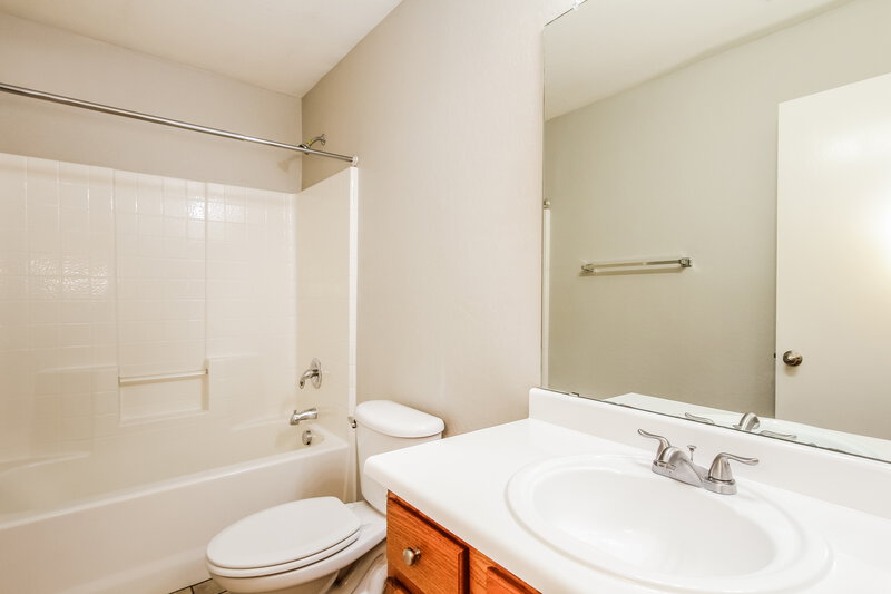 1,955/Mo, 7312 S 37th Gln Phoenix, AZ 85041 Bathroom View