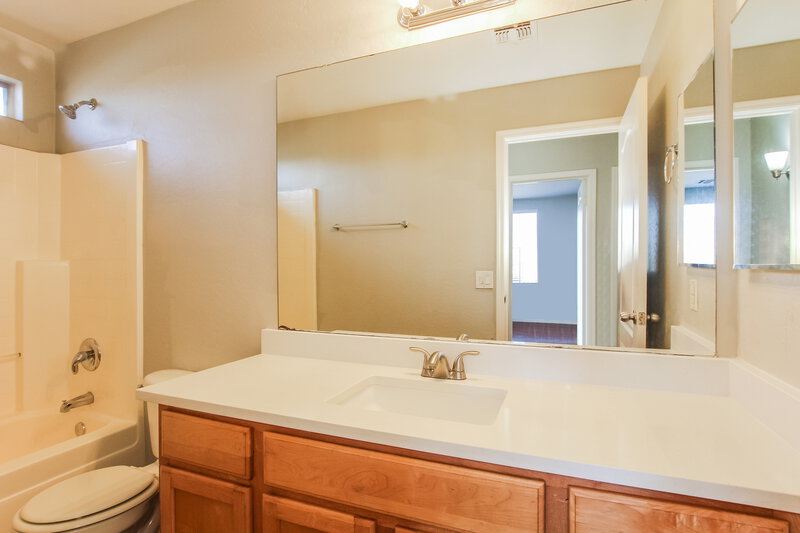 2,350/Mo, 12679 W Flower St Avondale, AZ 85392 Main Bathroom View