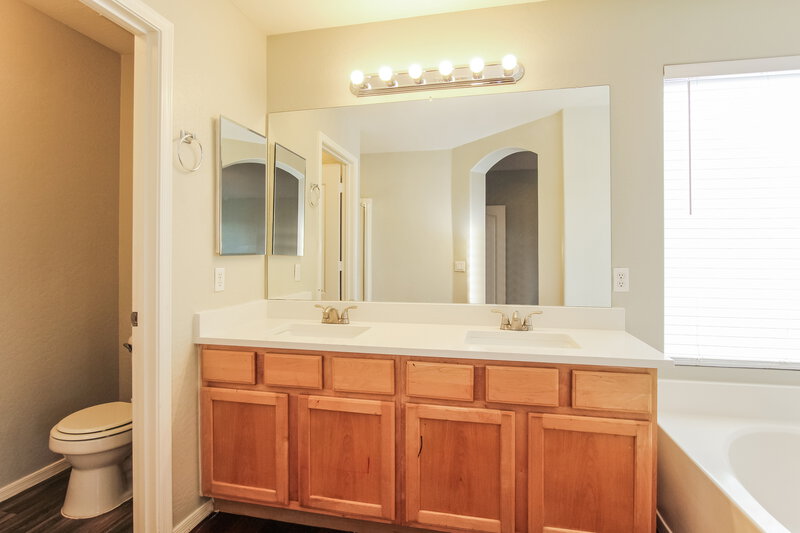 2,350/Mo, 12679 W Flower St Avondale, AZ 85392 Main Bathroom View 2
