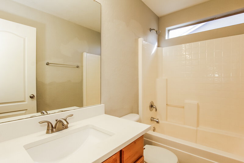 2,350/Mo, 12679 W Flower St Avondale, AZ 85392 Bathroom View