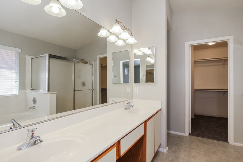 1,685/Mo, 15663 W Ripple Rd Goodyear, AZ 85338 Main Bathroom View