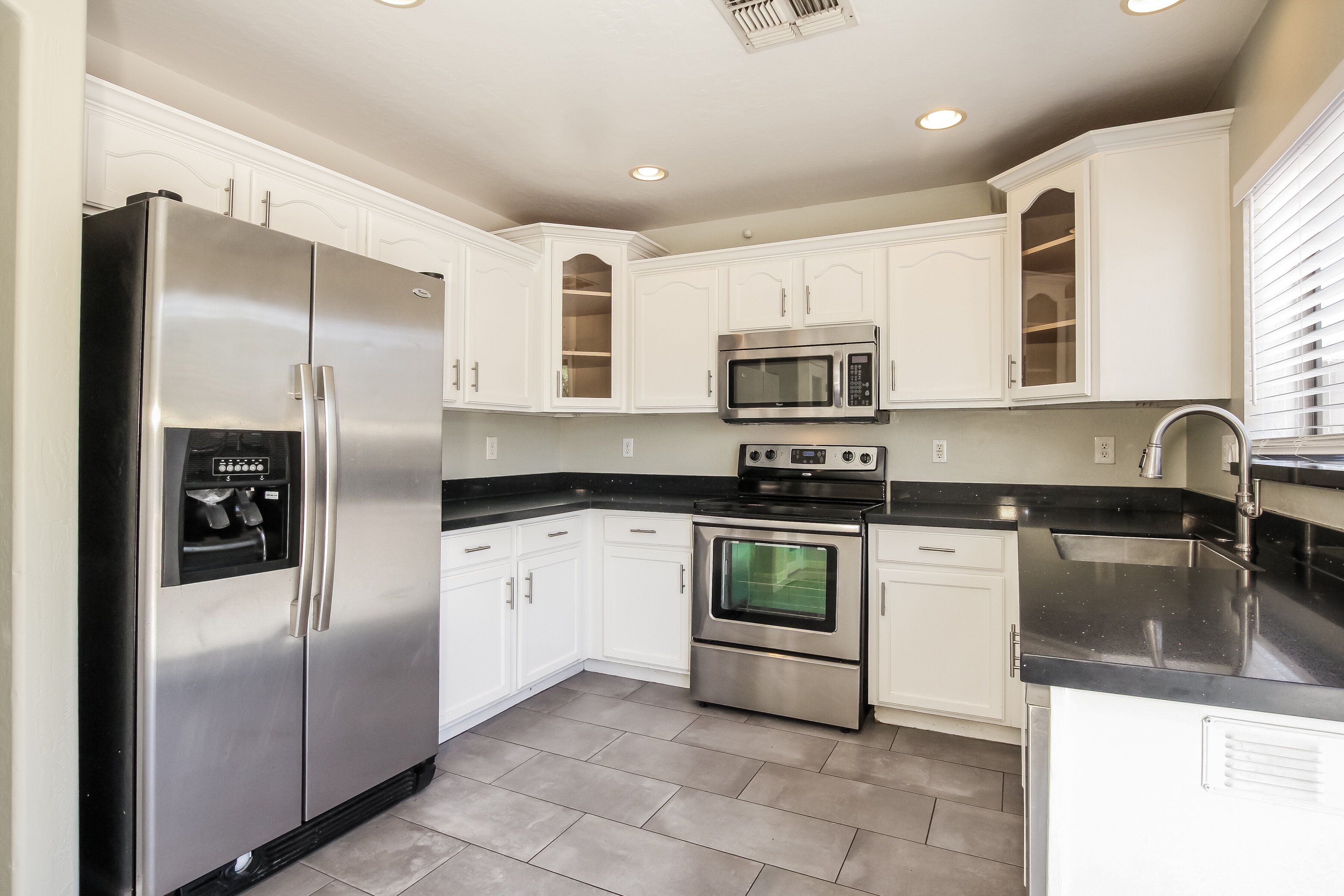 1,980/Mo, 12417 W Larkspur Rd El Mirage, AZ 85335 Kitchen View