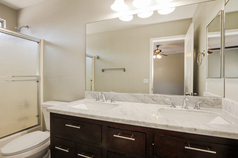 1,980/Mo, 12417 W Larkspur Rd El Mirage, AZ 85335 Main Bathroom View