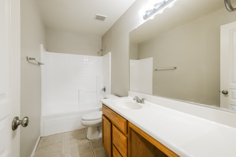 1,925/Mo, 11457 W Rio Vista Ln Avondale, AZ 85323 Bathroom View