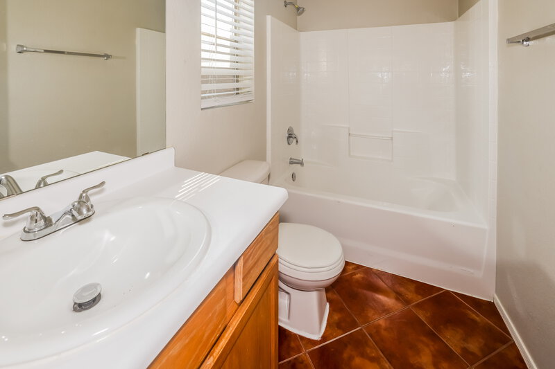 1,865/Mo, 8333 W Watkins St Tolleson, AZ 85353 Main Bathroom View
