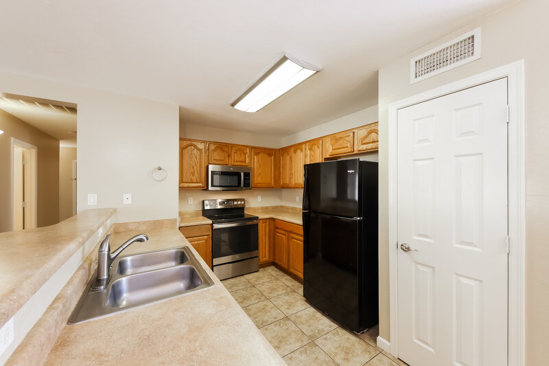 1,840/Mo, 13016 W Saint Moritz Ln El Mirage, AZ 85335 Kitchen View