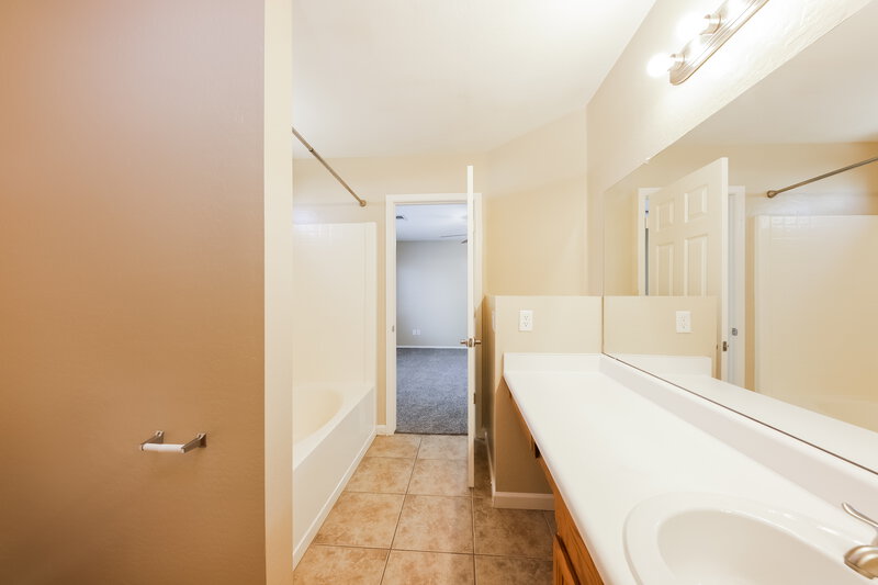1,840/Mo, 13016 W Saint Moritz Ln El Mirage, AZ 85335 Main Bathroom View
