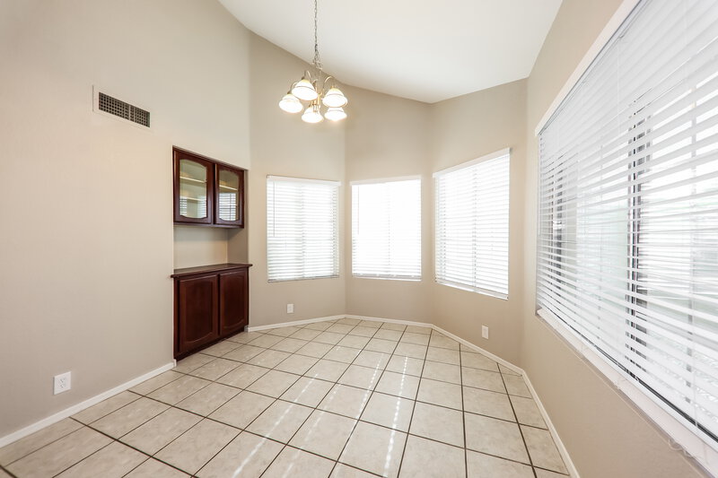 1,975/Mo, 11020 N 59th Dr Glendale, AZ 85304 Dining Room View