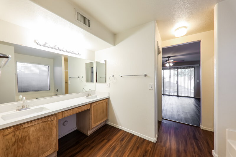 1,975/Mo, 11020 N 59th Dr Glendale, AZ 85304 Main Bathroom View