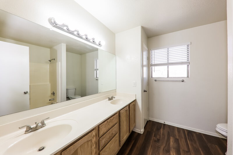 1,975/Mo, 11020 N 59th Dr Glendale, AZ 85304 Bathroom View