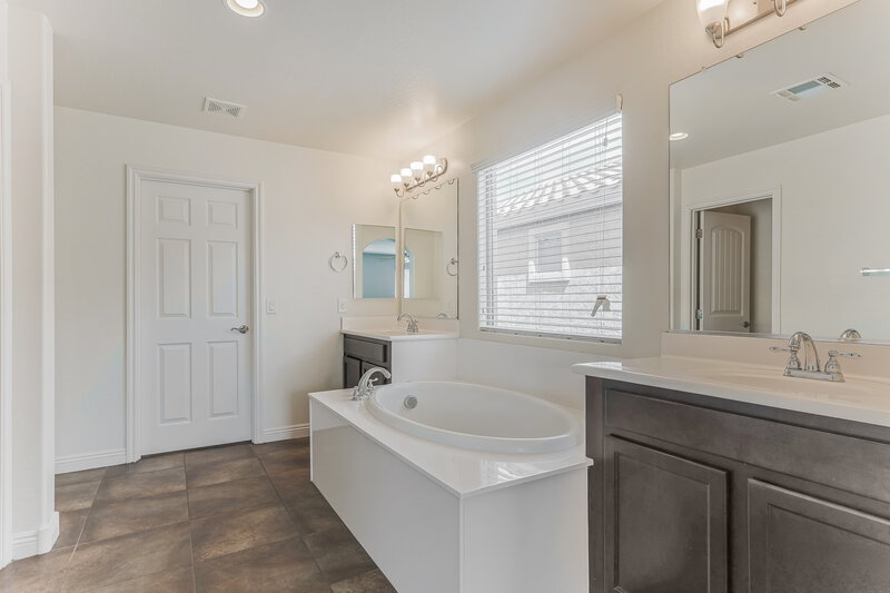 2,300/Mo, 1946 N 55th Place Mesa, AZ 85205 Main Bathroom View