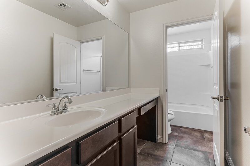 2,300/Mo, 1946 N 55th Place Mesa, AZ 85205 Bathroom View